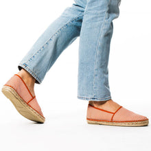 Load image into Gallery viewer, Röd vit randiga espadriller. Orange färgade handgjorda espadriller
