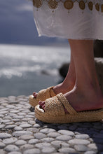 Load image into Gallery viewer, Raffia platform sandal
