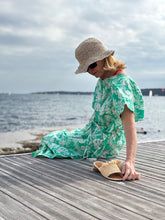Load image into Gallery viewer, Hand-crocheted sun hat in hemp
