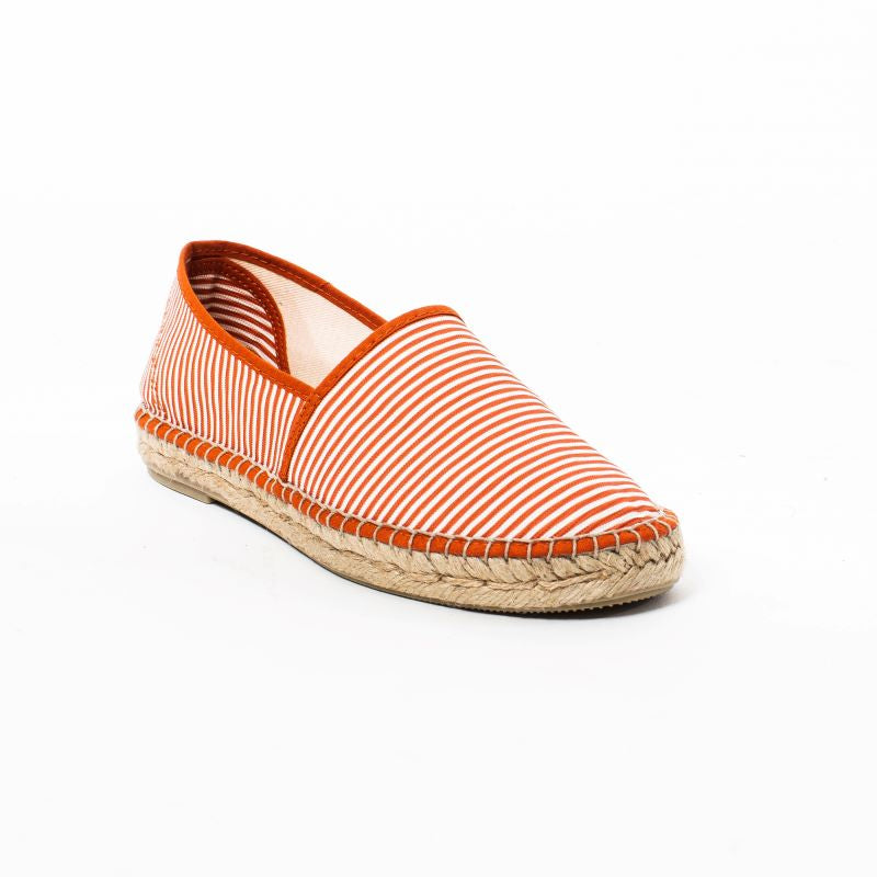 Röd vit randiga espadriller.