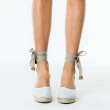 Ladda upp bild till gallerivisning, Cremefärgade wedge espadriller med snörning från from astrid with 

