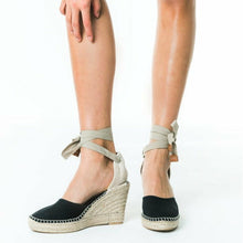 Load image into Gallery viewer, Svarta handgjorda espadriller med kilklack  från from astrid with 
