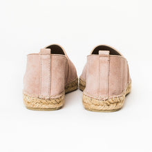 Load image into Gallery viewer, Rosa handgjorda mocka espadriller från from astrid with
