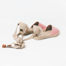 Load image into Gallery viewer, Rosa handgjorda sandaler med snören
