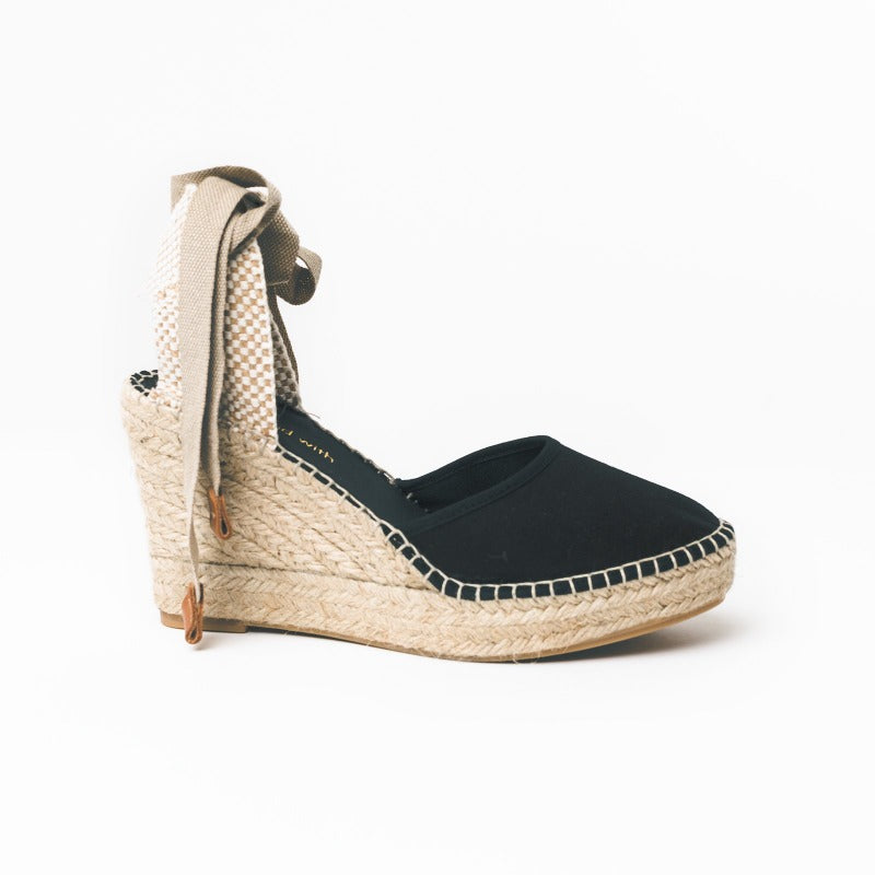 Svarta handgjorda espadriller i canvas med kilklack från from astrid with 