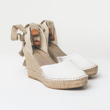 Ladda upp bild till gallerivisning, Cremefärgade espadriller med kilklack och snörning från from astrid with 

